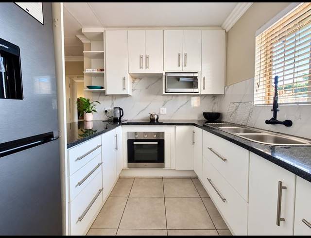 2 BEDROOM PROPERTY TO RENT IN DIE HOEWES